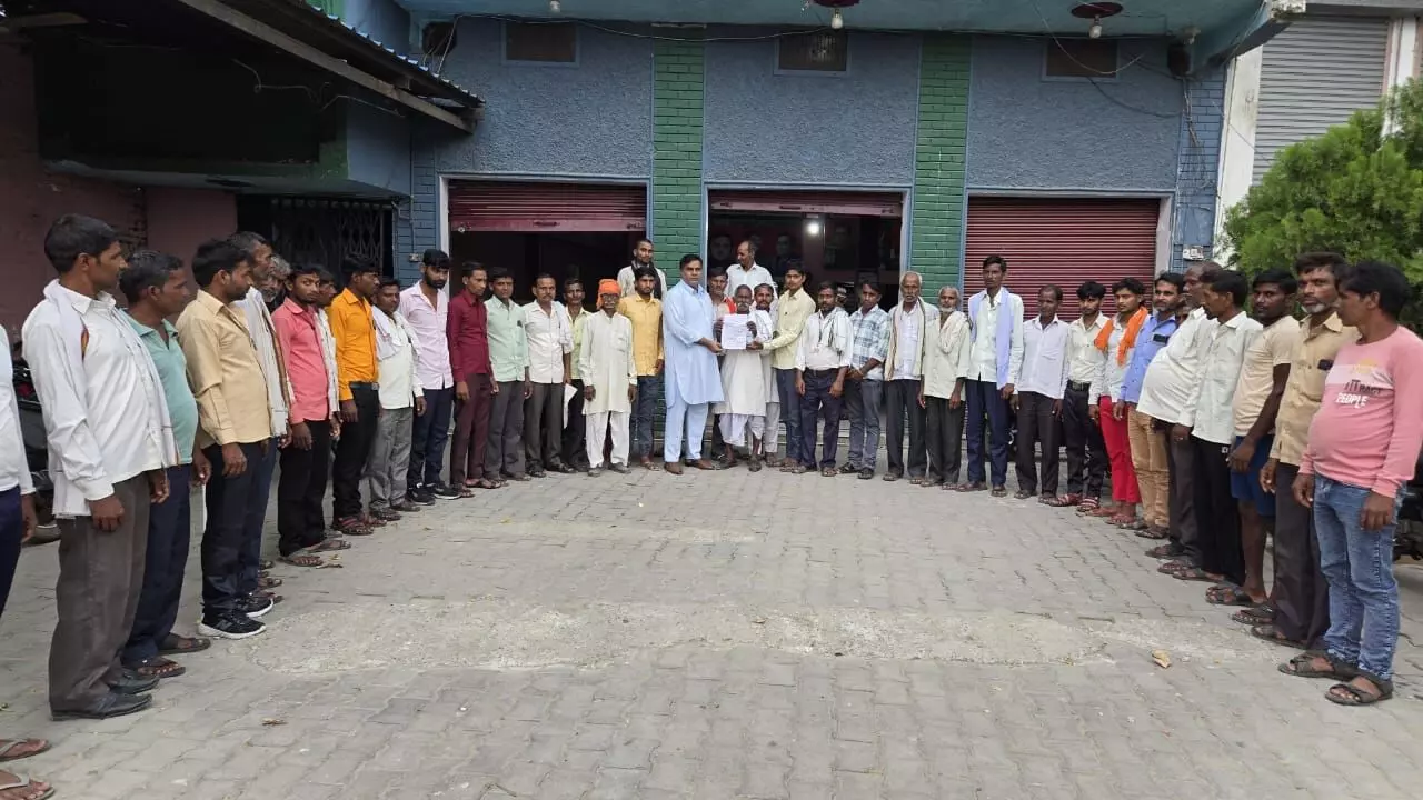 डारनी फीडर से गांव की विद्युत आपूर्ति जोड़े जाने को सौंपा ज्ञापन
