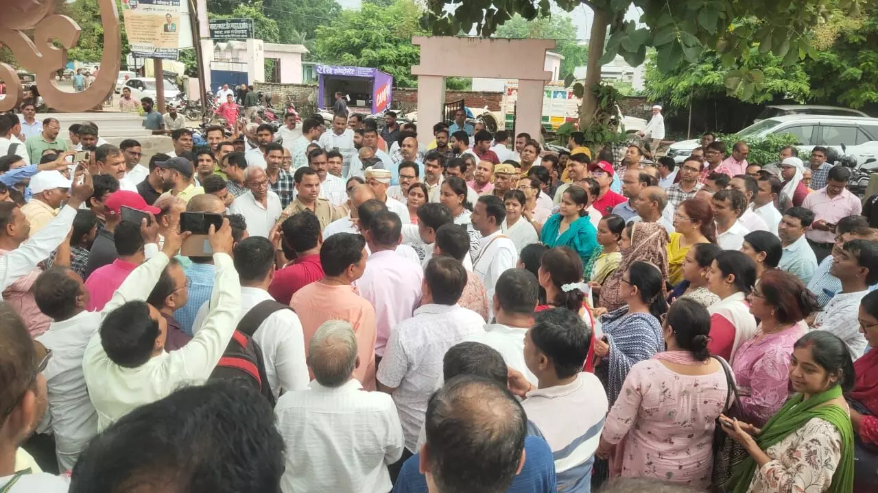 टीईटी की अनिवार्यता के खिलाफ शिक्षकों का हल्ला बोल, पीएम से हस्तक्षेप की मांग