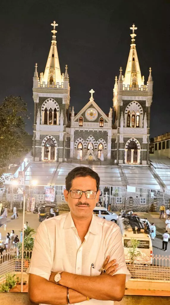 मुंबई : आरटीआई एक्टिविस्ट अनिल गालगली ने बांद्रा फेयर में किया माउंट मैरी बेसिलिका का दर्शन