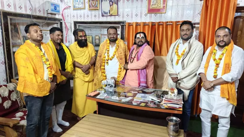 संतों ने बीकापुर के पूर्व सपा प्रत्याशी हाजी फिरोज खान गब्बर का किया भव्य स्वागत