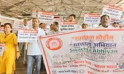 मुंबई : दादर स्टेशन पर स्वच्छता व जनजागृति अभियान मुंबई : दादर स्टेशन पर स्वच्छता व जनजागृति अभियान