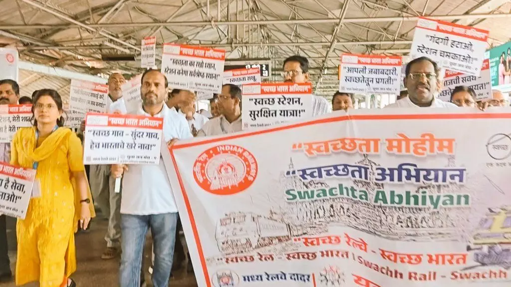 मुंबई : दादर स्टेशन पर स्वच्छता व जनजागृति अभियान