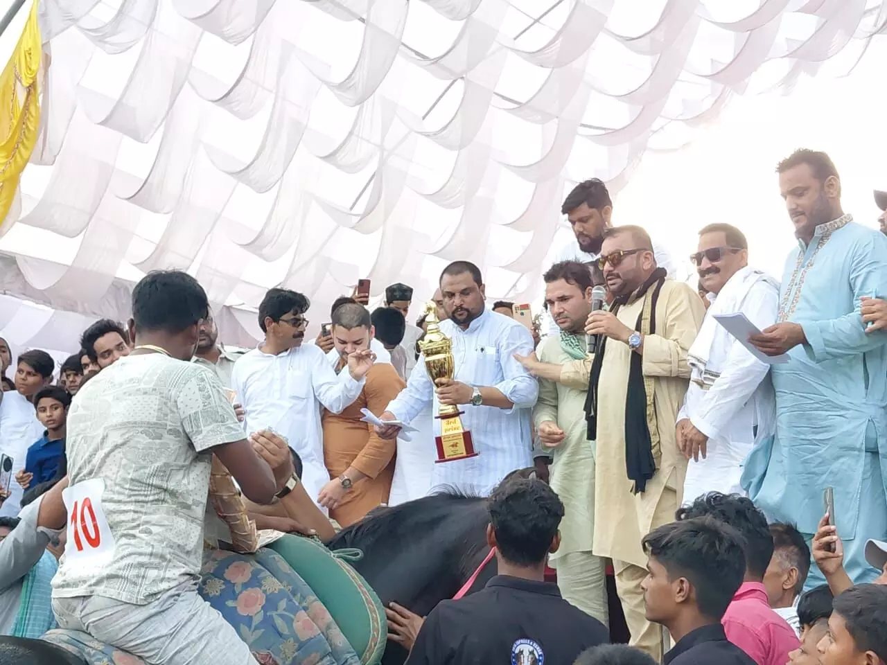 राष्ट्रीय घोड़ा दौड़ प्रतियोगिता 2025 में प्रतापगढ़ के लकी सिंह का घोड़ा बाबर प्रथम स्थान पर