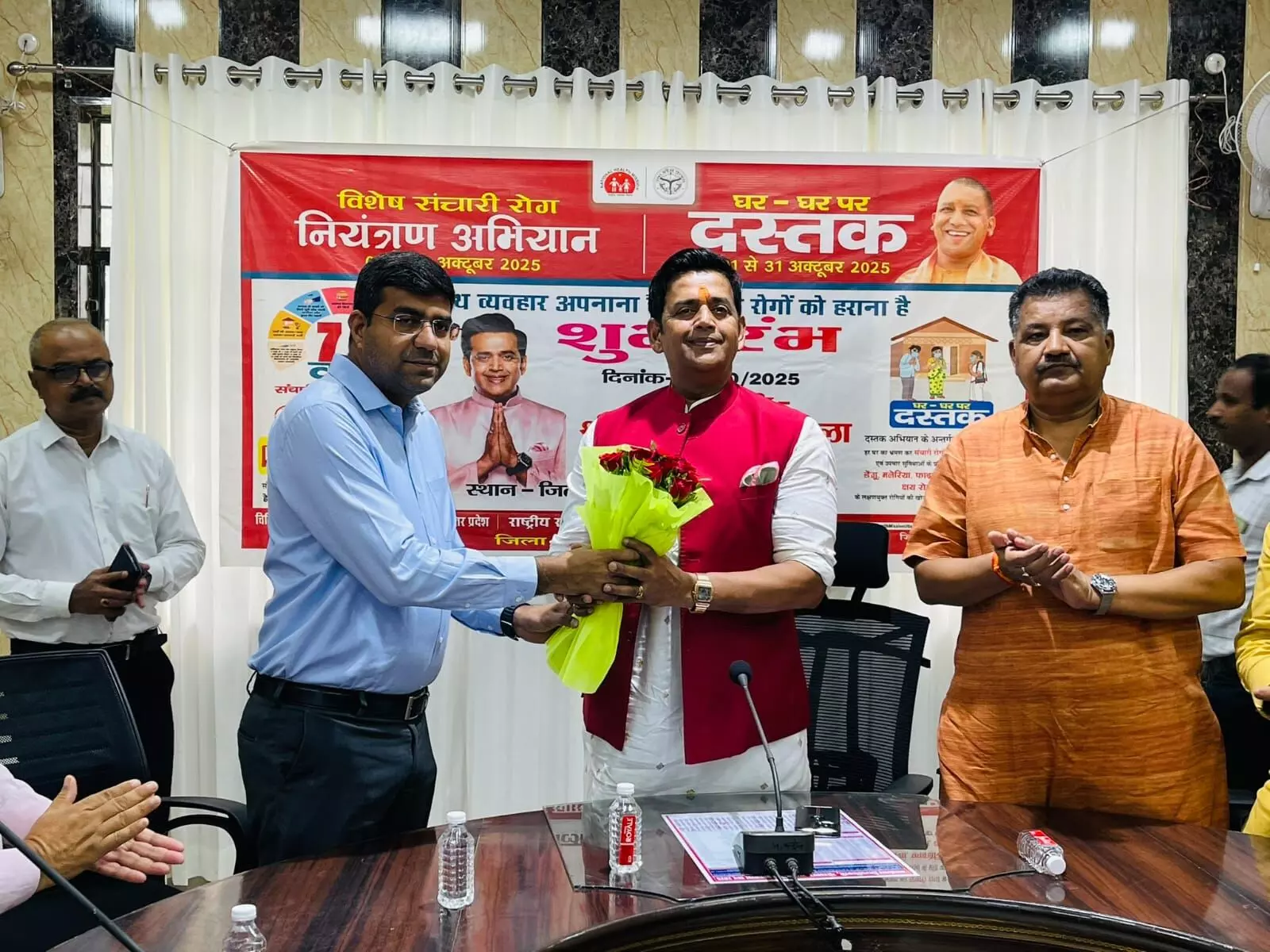 गोरखपुर में संचारी रोग नियंत्रण अभियान का शुभारंभ — सांसद रवि किशन ने दिखाई हरी झंडी, स्वच्छता की दिलाई शपथ
