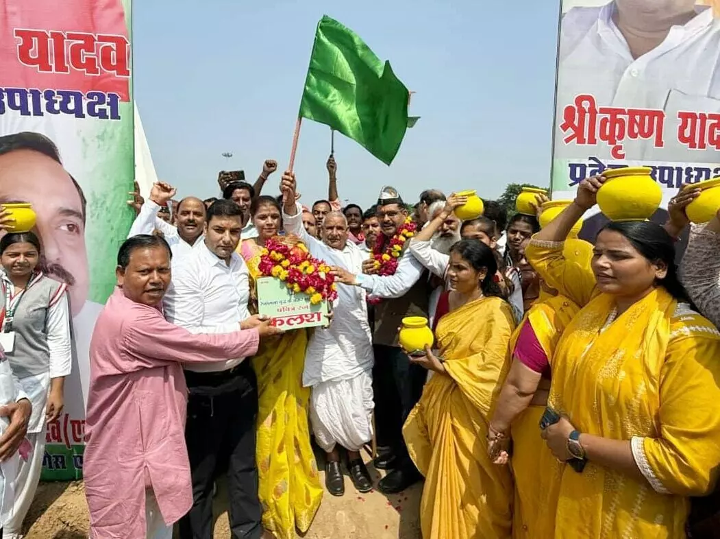 रेजांगला–रज कलश शौर्य यात्रा सैफई मे नेताजी की समाधि से रवाना रेजांगला–रज कलश शौर्य यात्रा सैफई मे नेताजी की समाधि से रवाना