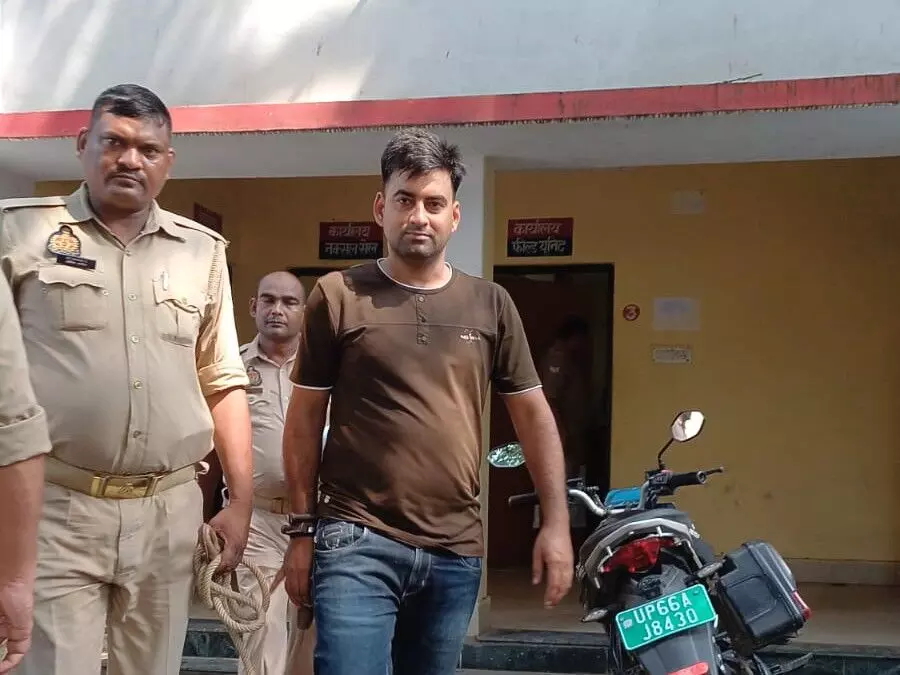 चंदौली पुलिस की बड़ी कार्रवाई : थाने में तैनात सिपाही पर गंभीर आरोप