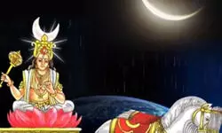 करवाचौथ का चंद्रमा — सौभाग्य का प्रतीक करवाचौथ का चंद्रमा — सौभाग्य का प्रतीक