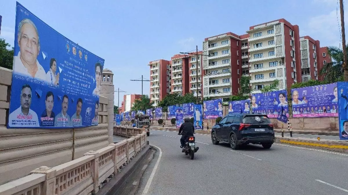लखनऊ नीले पोस्टरों से पटा, BSP समर्थक बोले- हम बहन जी को बनाएंगे सीएम