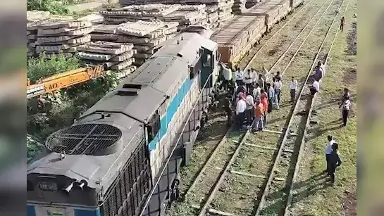 हापुड़ में मालगाड़ी का इंजन पटरी से उतरा, बड़ा हादसा टला — रेलवे ने शुरू किया राहत अभियान हापुड़ में मालगाड़ी का इंजन पटरी से उतरा, बड़ा हादसा टला — रेलवे ने शुरू किया राहत अभियान