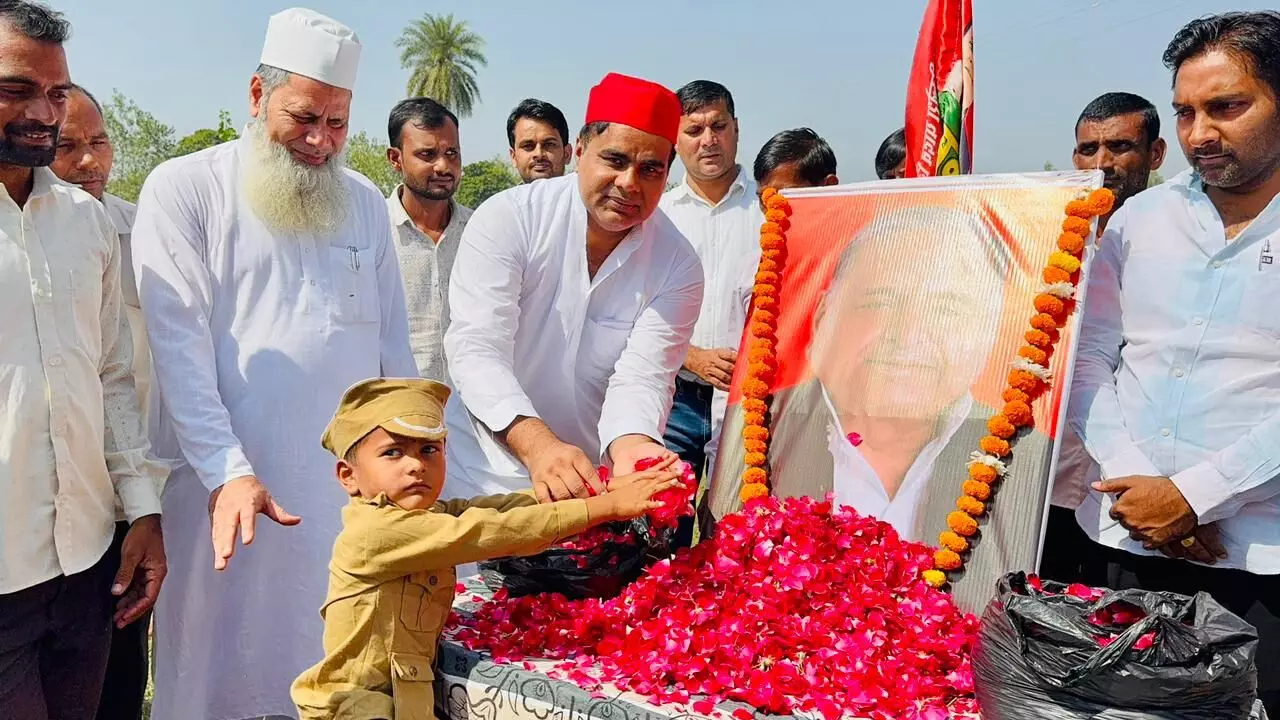 सपा संस्थापक मुलायम सिंह यादव को तृतीय पुण्यतिथि पर सपाईयों ने किया याद सपा संस्थापक मुलायम सिंह यादव को तृतीय पुण्यतिथि पर सपाईयों ने किया याद