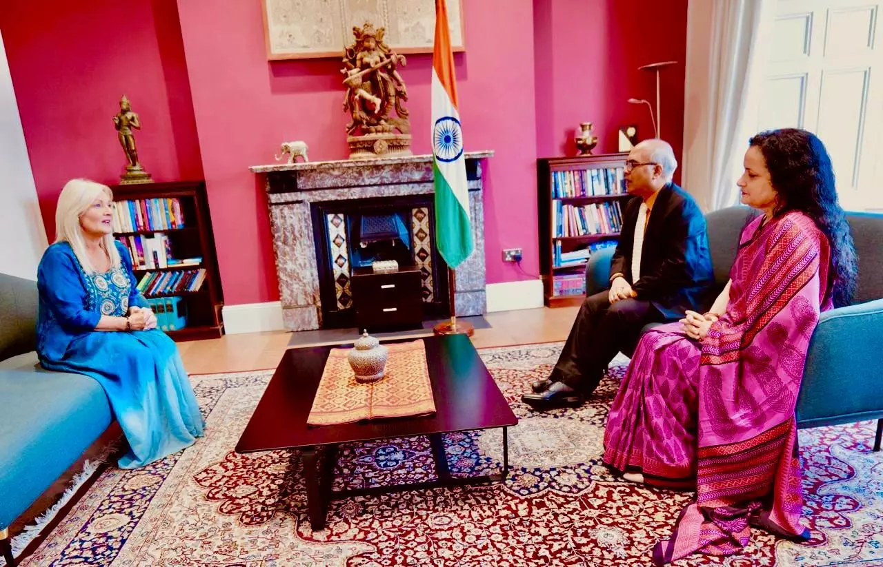 भारतीय दूतावास में राजदूत अखिलेश मिश्रा ने आयरिश संसद की अध्यक्ष वेरोना मर्फी का स्वागत किया, द्विपक्षीय संसदीय सहयोग पर हुई चर्चा भारतीय दूतावास में राजदूत अखिलेश मिश्रा ने आयरिश संसद की अध्यक्ष वेरोना मर्फी का स्वागत किया, द्विपक्षीय संसदीय सहयोग पर हुई चर्चा