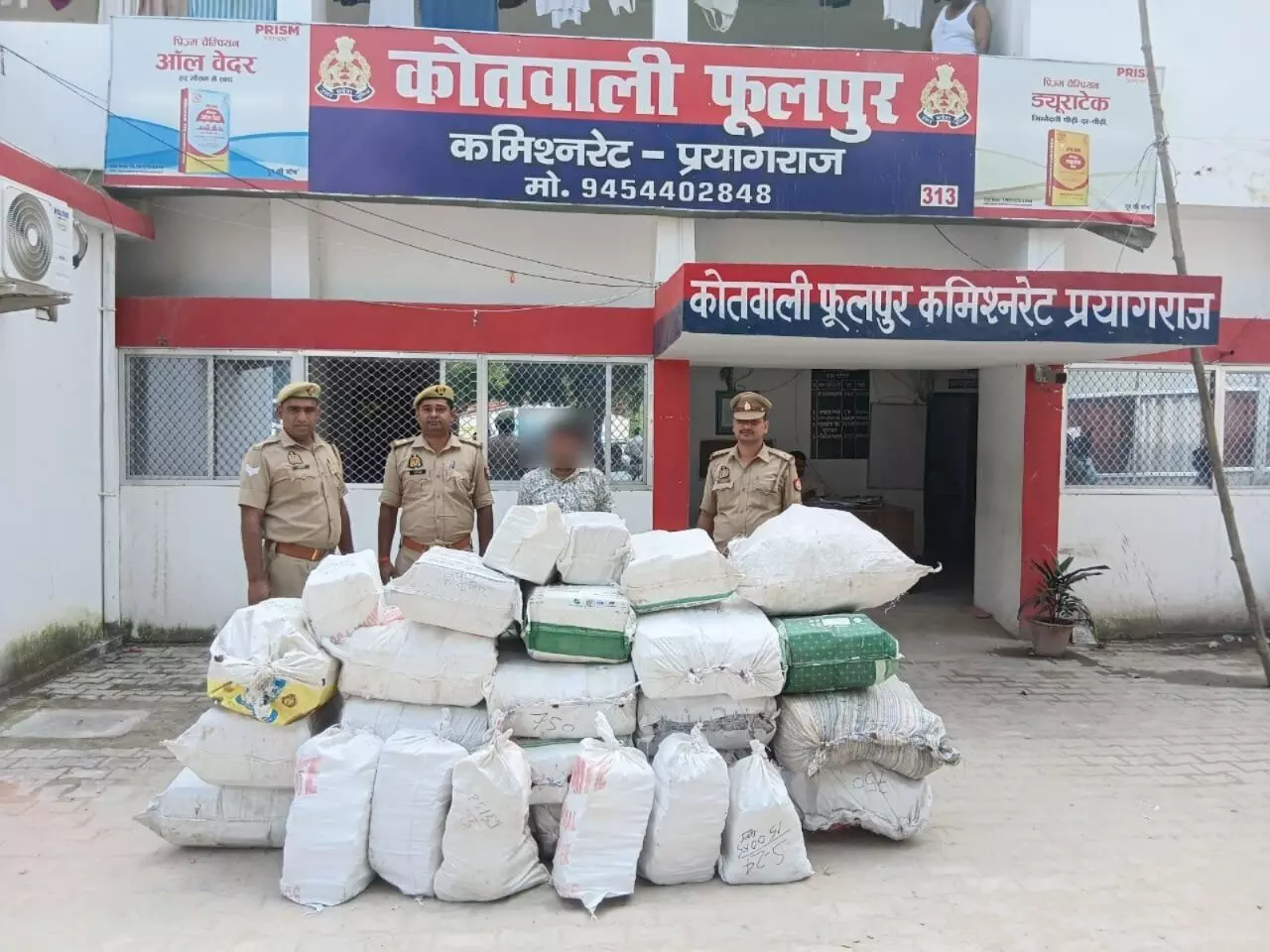प्रयागराज : थाना फूलपुर व एसओजी/सर्विलांस टीम ने अवैध पटाखा नेटवर्क पकड़ा, तस्कर गिरफ्तार