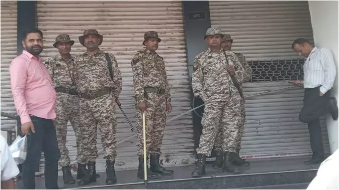बरेली में प्रशासन की बड़ी कार्रवाई: मौलाना तौकीर रजा के करीबी की पांचवीं संपत्ति सील, 15 करोड़ की दुकानें हुईं बंद बरेली में प्रशासन की बड़ी कार्रवाई: मौलाना तौकीर रजा के करीबी की पांचवीं संपत्ति सील, 15 करोड़ की दुकानें हुईं बंद