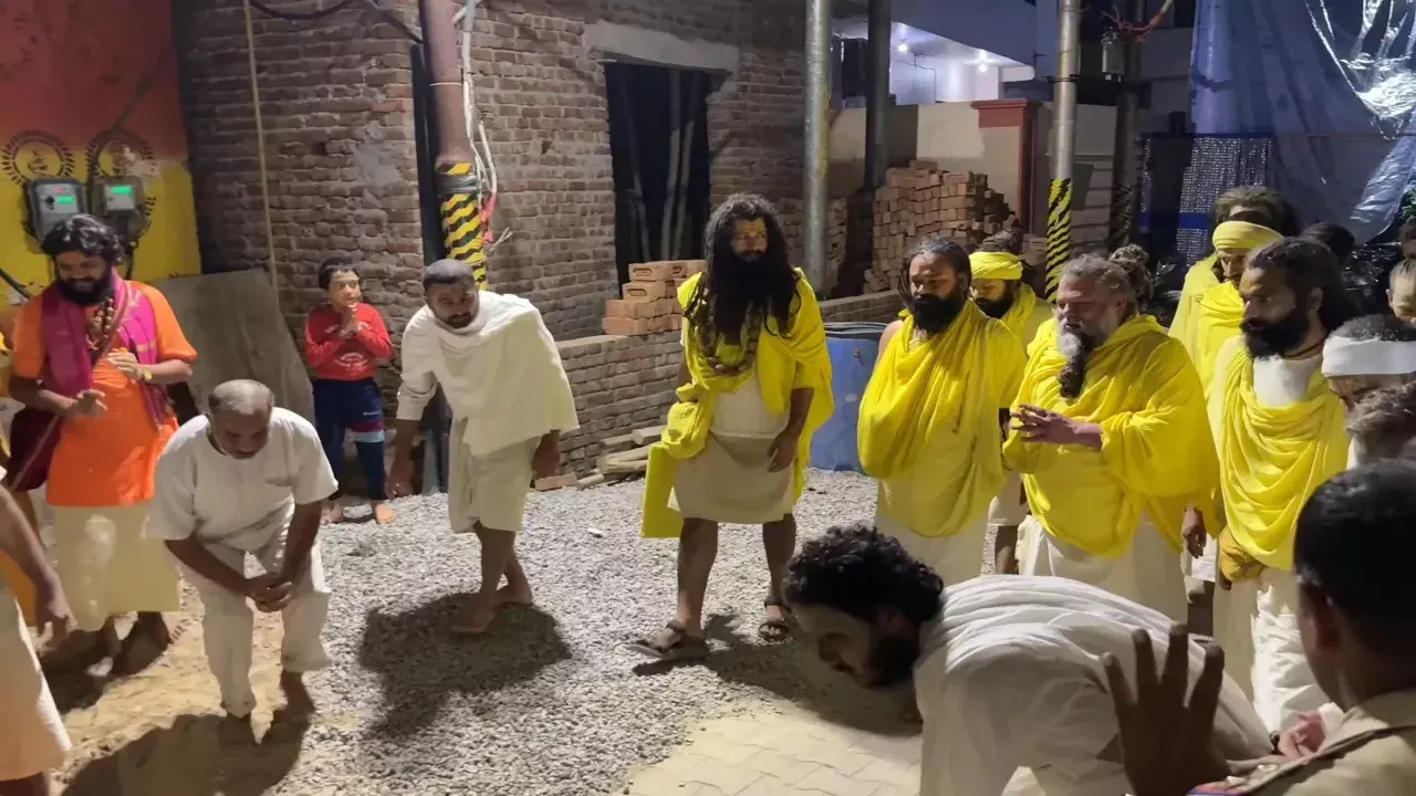 प्रेमानंद महाराज ने निकाली मिनी पदयात्रा, भक्तों को दिए दर्शन, लगे राधा रानी के जयकारे