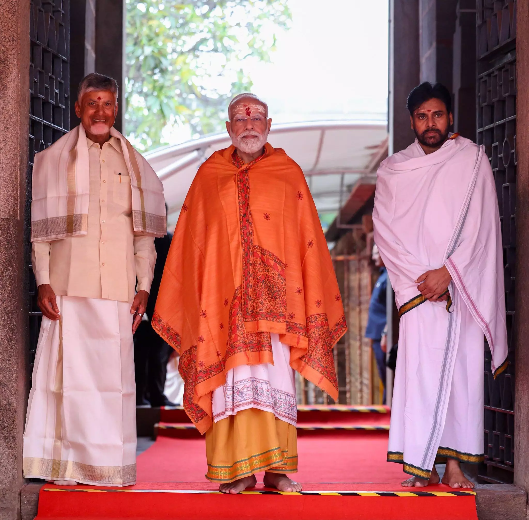 श्रीशैलम के मल्लिकार्जुन मंदिर में PM मोदी ने पूजा अर्चना की श्रीशैलम के मल्लिकार्जुन मंदिर में PM मोदी ने पूजा अर्चना की
