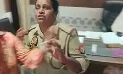 महिला थाना प्रभारी 10 हजार की रिश्वत लेते रंगे हाथ पकड़ी गईं महिला थाना प्रभारी 10 हजार की रिश्वत लेते रंगे हाथ पकड़ी गईं