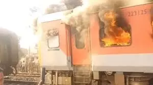 पंजाब : सरहिंद स्टेशन के पास गरीब रथ एक्सप्रेस में लगी आग, सभी यात्री सुरक्षित — बड़ा हादसा टला पंजाब : सरहिंद स्टेशन के पास गरीब रथ एक्सप्रेस में लगी आग, सभी यात्री सुरक्षित — बड़ा हादसा टला