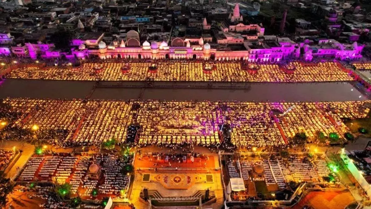 अयोध्या में दीपोत्सव की धूम, फूलों से सजा मंदिर… 28 लाख दीयों से जगमग हुई भगवान राम की नगरी अयोध्या में दीपोत्सव की धूम, फूलों से सजा मंदिर… 28 लाख दीयों से जगमग हुई भगवान राम की नगरी