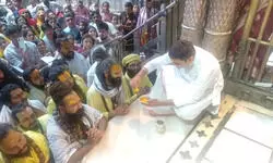 दीपावली के शुभ अवसर पर प्रेमानंद महाराज के स्वास्थ्य लाभ हेतु उनके परिकर ने ठाकुर बांके बिहारी मंदिर में डेहरी पूजन किया. दीपावली के शुभ अवसर पर प्रेमानंद महाराज के स्वास्थ्य लाभ हेतु उनके परिकर ने ठाकुर बांके बिहारी मंदिर में डेहरी पूजन किया.