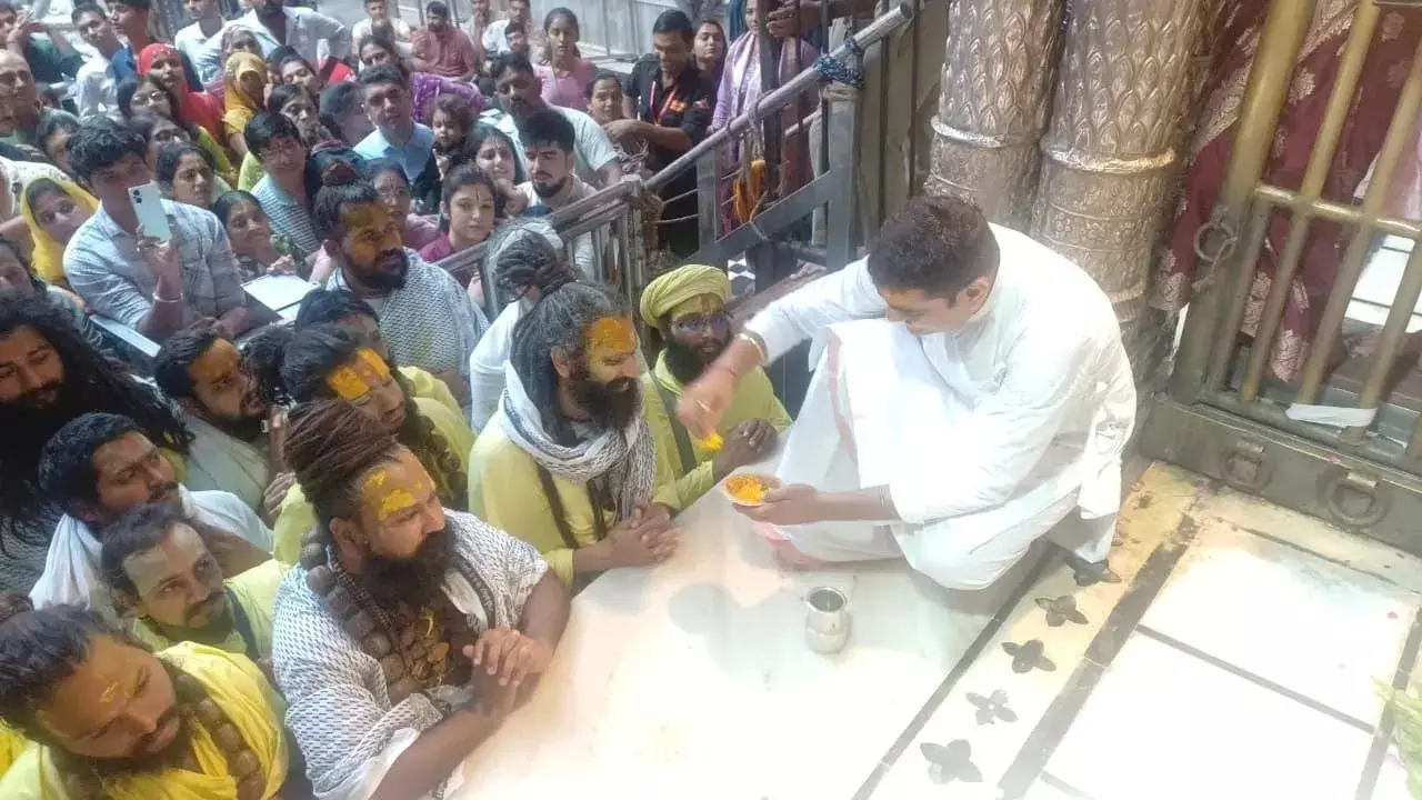 दीपावली के शुभ अवसर पर प्रेमानंद महाराज के स्वास्थ्य लाभ हेतु उनके परिकर ने ठाकुर बांके बिहारी मंदिर में डेहरी पूजन किया.