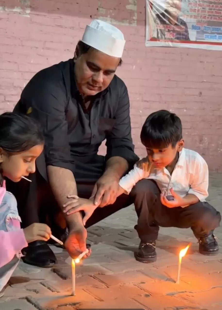 सपा विधायक हाजी मोहम्मद फहीम इरफान ने परिवार संग मनाई दीपावली, जलाए दीप और की आतिशबाजी सपा विधायक हाजी मोहम्मद फहीम इरफान ने परिवार संग मनाई दीपावली, जलाए दीप और की आतिशबाजी