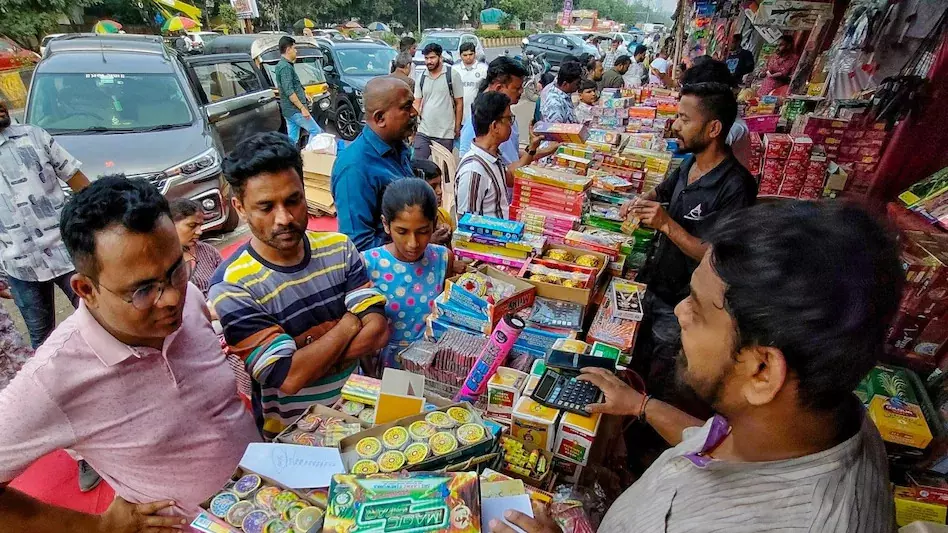 दिवाली पर स्वदेशी सामानों की बंपर बिक्री, पिछले साल से 25% बढ़ा कारोबार दिवाली पर स्वदेशी सामानों की बंपर बिक्री, पिछले साल से 25% बढ़ा कारोबार