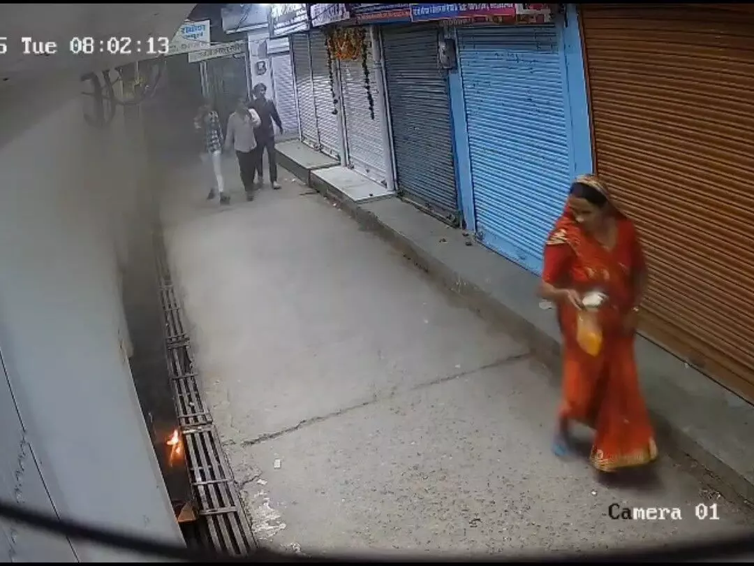 जालौन में मंदिर जा रही महिला से सरेराह छेड़छाड़ व लूट, CCTV फुटेज से खुलासा — पुलिस ने 12 घंटे में तीनों बदमाशों को किया गिरफ्तार जालौन में मंदिर जा रही महिला से सरेराह छेड़छाड़ व लूट, CCTV फुटेज से खुलासा — पुलिस ने 12 घंटे में तीनों बदमाशों को किया गिरफ्तार