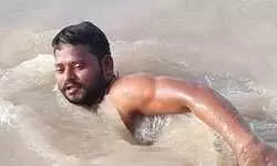 सरयू नदी का भगवान:अयोध्या के भगवानदीन की जीवट कहानी- जहां लोग मरने आते हैं, वहां यह आदमी जिंदगी दे जाता है... सरयू नदी का भगवान:अयोध्या के भगवानदीन की जीवट कहानी- जहां लोग मरने आते हैं, वहां यह आदमी जिंदगी दे जाता है...