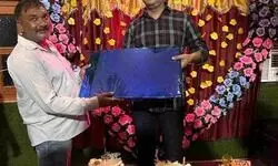 थाने का टॉप हिस्ट्रीशीटर ने दिया थाना अध्यक्ष को गिफ्ट मुस्कुराते हुए थाना प्रभारी ने केक खिलाकर बंद लिफाफे को किया स्वीकार, थाने का टॉप हिस्ट्रीशीटर ने दिया थाना अध्यक्ष को गिफ्ट मुस्कुराते हुए थाना प्रभारी ने केक खिलाकर बंद लिफाफे को किया स्वीकार,