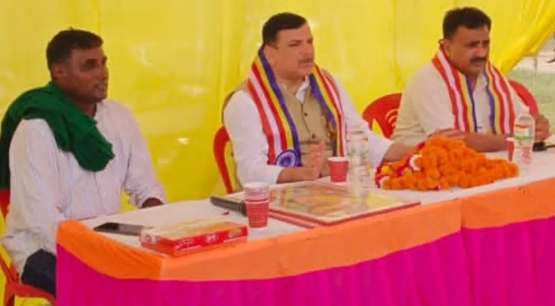 राज्यसभा सांसद संजय सिंह ने साकेत बुद्ध विहार में किया दर्शन-पूजन, किसानों की समस्याएँ सुनीं राज्यसभा सांसद संजय सिंह ने साकेत बुद्ध विहार में किया दर्शन-पूजन, किसानों की समस्याएँ सुनीं