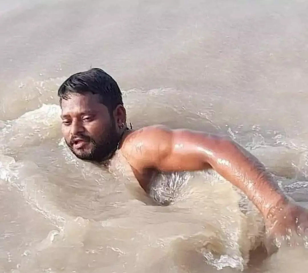 सरयू नदी का भगवान:अयोध्या के भगवानदीन की जीवट कहानी- जहां लोग मरने आते हैं, वहां यह आदमी जिंदगी दे जाता है... सरयू नदी का भगवान:अयोध्या के भगवानदीन की जीवट कहानी- जहां लोग मरने आते हैं, वहां यह आदमी जिंदगी दे जाता है...