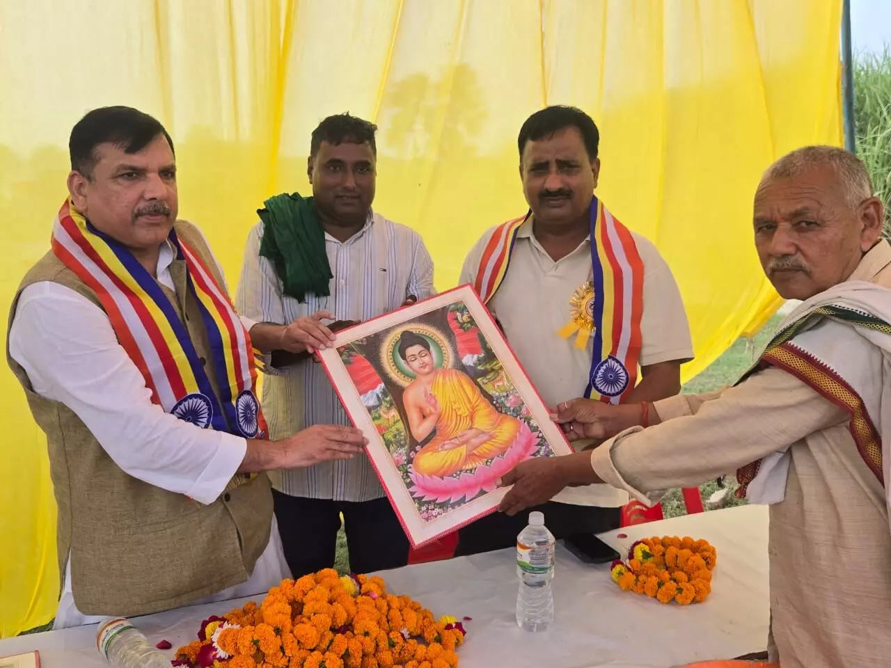 राज्यसभा सांसद संजय सिंह ने साकेत बुद्ध विहार में किया दर्शन-पूजन, किसानों की समस्याएँ सुनीं राज्यसभा सांसद संजय सिंह ने साकेत बुद्ध विहार में किया दर्शन-पूजन, किसानों की समस्याएँ सुनीं