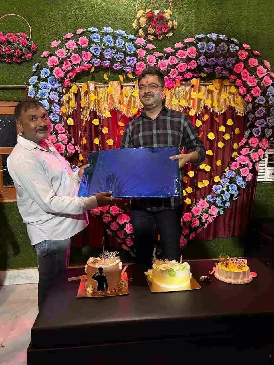 थाने का टॉप हिस्ट्रीशीटर ने दिया थाना अध्यक्ष को गिफ्ट मुस्कुराते हुए थाना प्रभारी ने केक खिलाकर बंद लिफाफे को किया स्वीकार, थाने का टॉप हिस्ट्रीशीटर ने दिया थाना अध्यक्ष को गिफ्ट मुस्कुराते हुए थाना प्रभारी ने केक खिलाकर बंद लिफाफे को किया स्वीकार,
