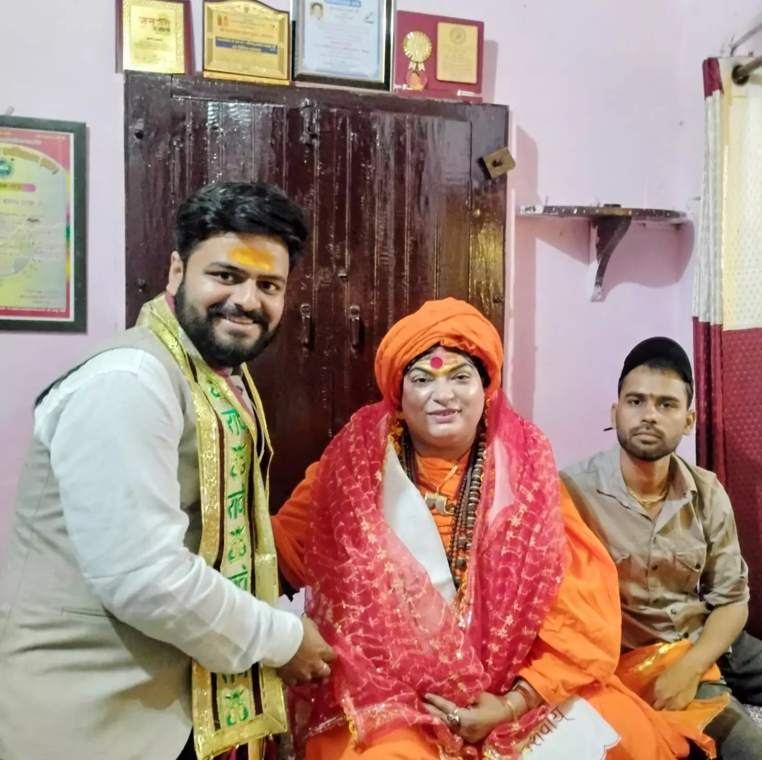 जूना अखाड़ा किन्नर अखाड़ा महामंडलेश्वर डॉ. वैष्णवी जगदंबा नंदगिरी का स्वागत-सत्कार जूना अखाड़ा किन्नर अखाड़ा महामंडलेश्वर डॉ. वैष्णवी जगदंबा नंदगिरी का स्वागत-सत्कार