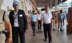 डीडीयू स्टेशन पर “MRP की रेल पटरी” से उतरी ईमानदारी! यात्रियों से बोतल और कोक पर वसूले गए ज़्यादा पैसे डीडीयू स्टेशन पर “MRP की रेल पटरी” से उतरी ईमानदारी! यात्रियों से बोतल और कोक पर वसूले गए ज़्यादा पैसे