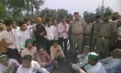 टोल प्लाजा कर्मियों की अभद्रता के विरोध में किसान यूनियन का धरना, टोल मैनेजर ने मांगी माफी