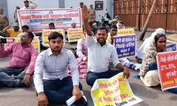 69000 शिक्षक भर्ती: शिक्षा मंत्री के आवास पहुंचे अभ्यर्थी, धरने पर बैठकर की नारेबाजी 69000 शिक्षक भर्ती: शिक्षा मंत्री के आवास पहुंचे अभ्यर्थी, धरने पर बैठकर की नारेबाजी
