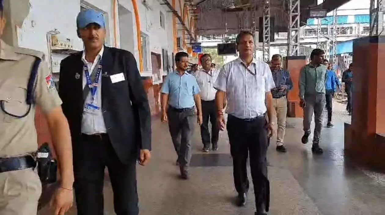 डीडीयू स्टेशन पर “MRP की रेल पटरी” से उतरी ईमानदारी! यात्रियों से बोतल और कोक पर वसूले गए ज़्यादा पैसे डीडीयू स्टेशन पर “MRP की रेल पटरी” से उतरी ईमानदारी! यात्रियों से बोतल और कोक पर वसूले गए ज़्यादा पैसे