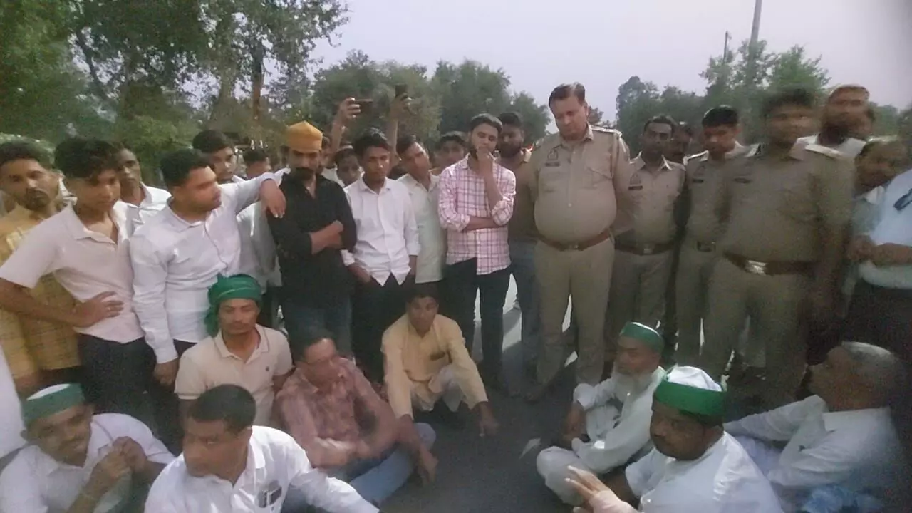 टोल प्लाजा कर्मियों की अभद्रता के विरोध में किसान यूनियन का धरना, टोल मैनेजर ने मांगी माफी टोल प्लाजा कर्मियों की अभद्रता के विरोध में किसान यूनियन का धरना, टोल मैनेजर ने मांगी माफी