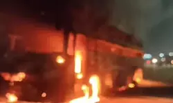 लखनऊ एक्सप्रेस-वे पर चलती एसी बस में भीषण आग, 70 यात्रियों की जान बाल-बाल बची लखनऊ एक्सप्रेस-वे पर चलती एसी बस में भीषण आग, 70 यात्रियों की जान बाल-बाल बची