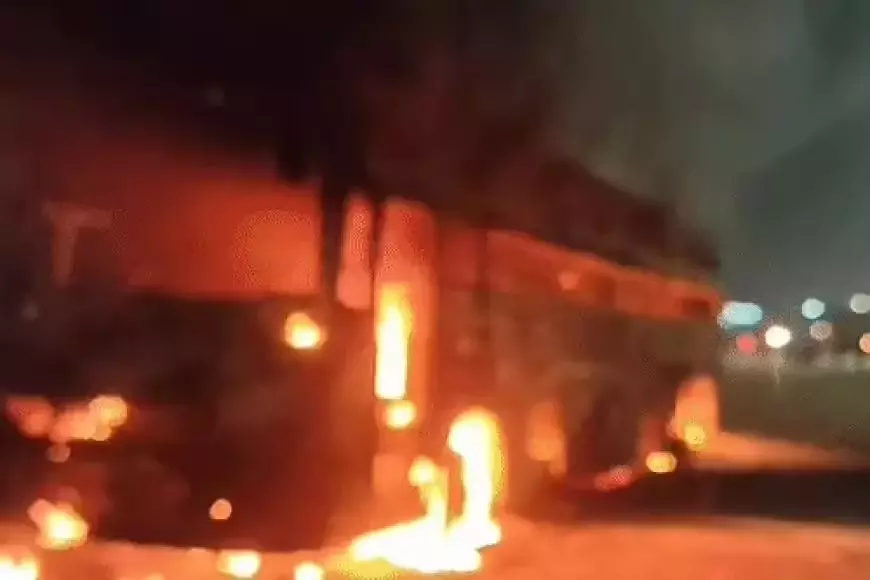 लखनऊ एक्सप्रेस-वे पर चलती एसी बस में भीषण आग, 70 यात्रियों की जान बाल-बाल बची लखनऊ एक्सप्रेस-वे पर चलती एसी बस में भीषण आग, 70 यात्रियों की जान बाल-बाल बची