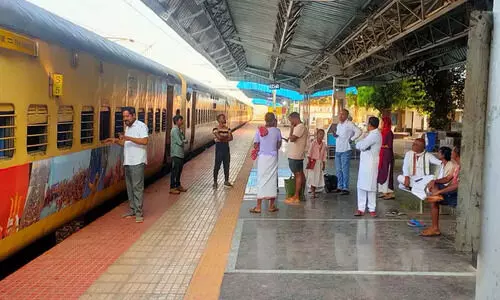 “मोंथा” तूफान का असर : बेमौसम बारिश से यूपी का मौसम बदला, सुरक्षा के मद्देनजर कई ट्रेनें रद्द