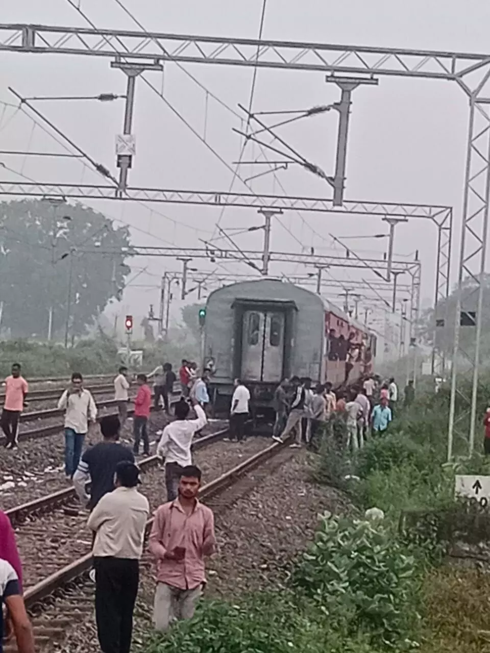 चित्रकूट में बड़ा रेल हादसा टला : लोकमान्य तिलक एक्सप्रेस दो हिस्सों में बंटी, कपलिंग टूटने से तीन डिब्बे हुए अलग चित्रकूट में बड़ा रेल हादसा टला : लोकमान्य तिलक एक्सप्रेस दो हिस्सों में बंटी, कपलिंग टूटने से तीन डिब्बे हुए अलग