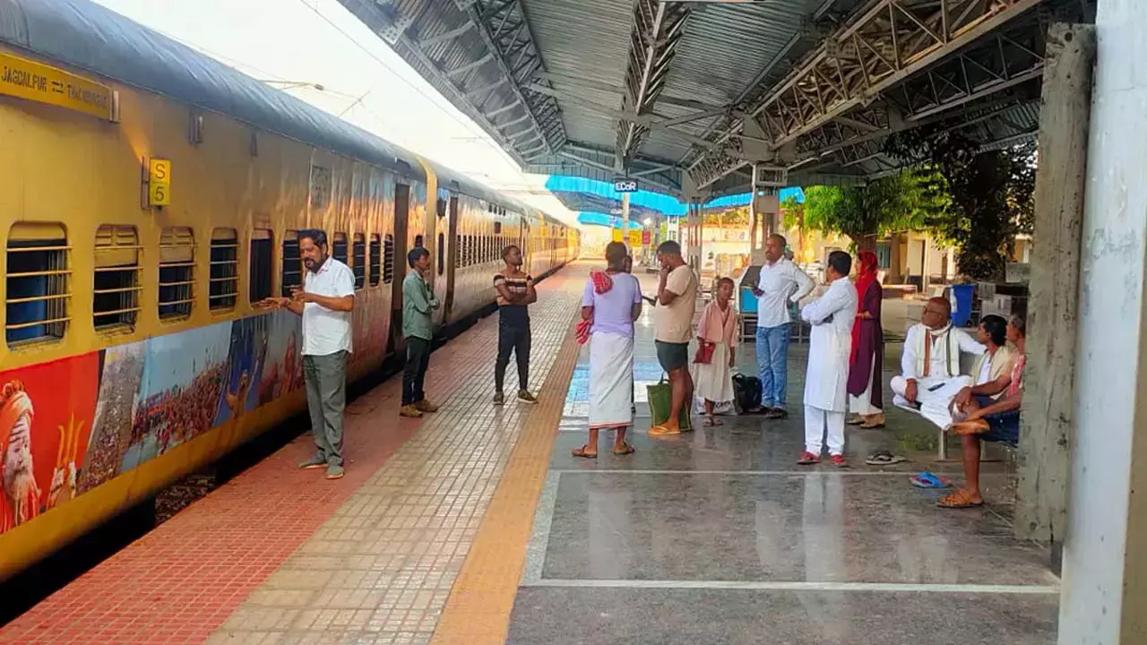 “मोंथा” तूफान का असर : बेमौसम बारिश से यूपी का मौसम बदला, सुरक्षा के मद्देनजर कई ट्रेनें रद्द “मोंथा” तूफान का असर : बेमौसम बारिश से यूपी का मौसम बदला, सुरक्षा के मद्देनजर कई ट्रेनें रद्द