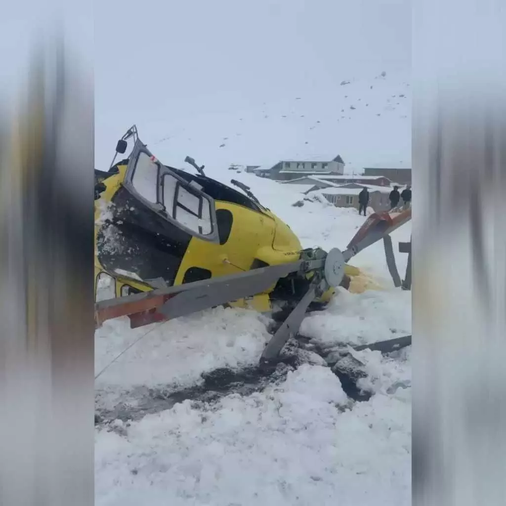 नेपाल में लोबुचे पर्वत पर रेस्क्यू अभियान के दौरान हेलीकॉप्टर क्रैश, पायलट सुरक्षित बचाया गया नेपाल में लोबुचे पर्वत पर रेस्क्यू अभियान के दौरान हेलीकॉप्टर क्रैश, पायलट सुरक्षित बचाया गया
