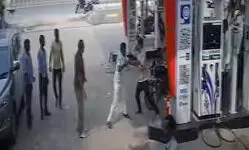 प्रयागराज पेट्रोल पंप हत्या कांड में बड़ी सफलता — 50-50 हजार के दो इनामी अपराधी एसटीएफ के हत्थे चढ़े प्रयागराज पेट्रोल पंप हत्या कांड में बड़ी सफलता — 50-50 हजार के दो इनामी अपराधी एसटीएफ के हत्थे चढ़े