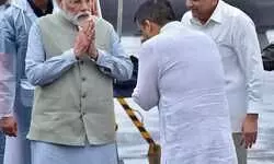 वडोदरा एयरपोर्ट पर प्रधानमंत्री नरेन्द्र मोदी का भव्य स्वागत, राष्ट्रीय एकता दिवस पर सरदार पटेल को देंगे श्रद्धांजलि