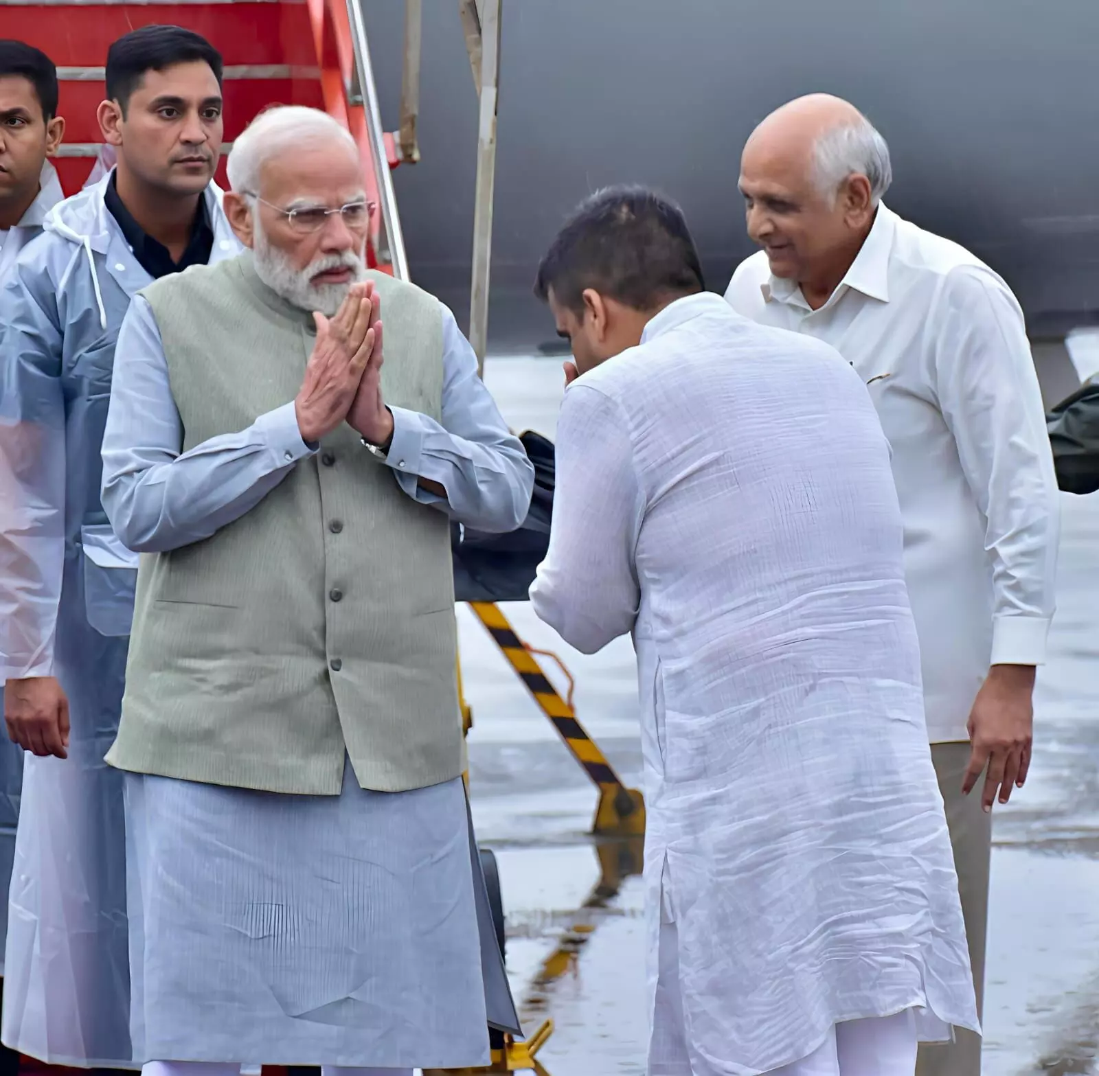 वडोदरा एयरपोर्ट पर प्रधानमंत्री नरेन्द्र मोदी का भव्य स्वागत, राष्ट्रीय एकता दिवस पर सरदार पटेल को देंगे श्रद्धांजलि वडोदरा एयरपोर्ट पर प्रधानमंत्री नरेन्द्र मोदी का भव्य स्वागत, राष्ट्रीय एकता दिवस पर सरदार पटेल को देंगे श्रद्धांजलि