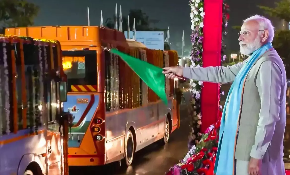 प्रधानमंत्री नरेंद्र मोदी ने एकता नगर में ₹1,220 करोड़ की परियोजनाओं का शुभारंभ, 25 ई-बसों को दिखाई हरी झंडी प्रधानमंत्री नरेंद्र मोदी ने एकता नगर में ₹1,220 करोड़ की परियोजनाओं का शुभारंभ, 25 ई-बसों को दिखाई हरी झंडी
