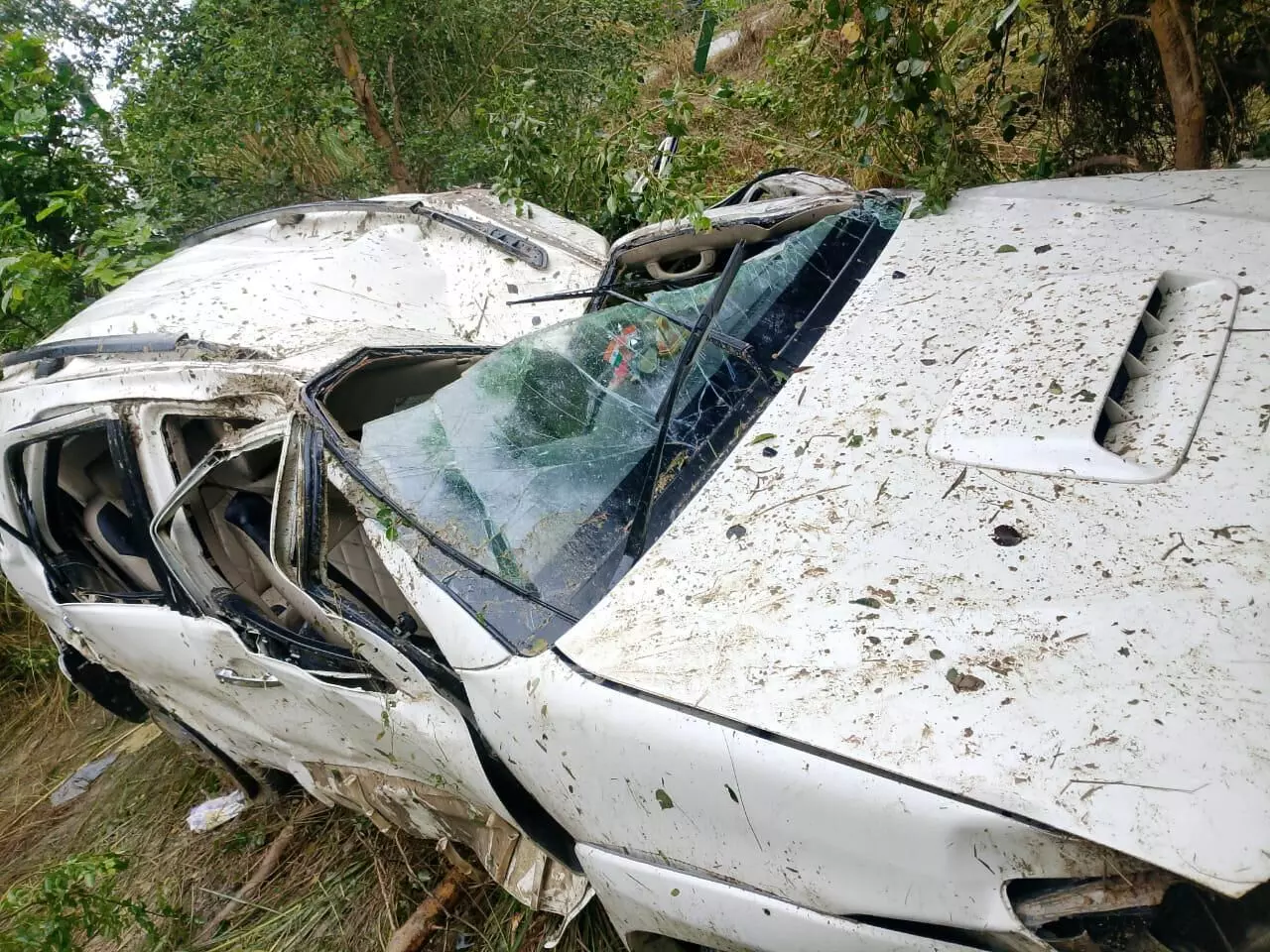 पूर्वांचल एक्सप्रेसवे पर फॉर्च्यूनर पलटी, एक की मौत, पांच घायल, दो माह की बच्ची सुरक्षित